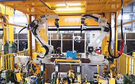 6-осевой промышленный робот на рабочей территории